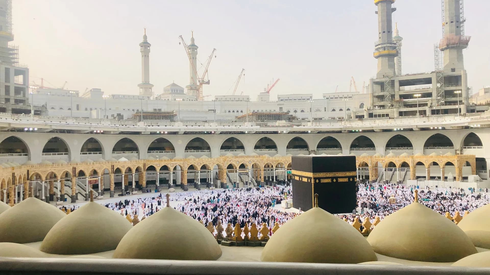 مناسك الحج خطوة بخطوة: من الإحرام إلى طواف الوداع — الخطوة السادسة: رمي جمرة العقبة